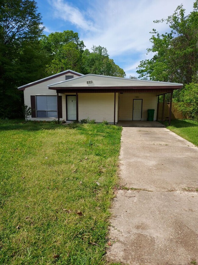 Building Photo - Newly remodeled 3/1 walking distance to re... Rental