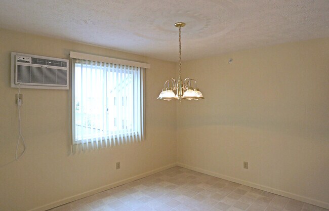 Un dormitorio - Comedor con unidad de aire acondicionado - New Country Village Apartments