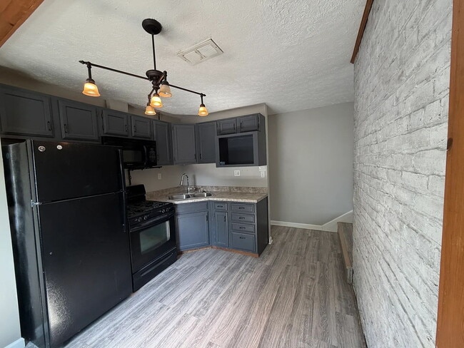 Photo - Charming 3-Bedroom Apartment in the Heart of Jeffersonville 

All Utilities Included Unidad 2