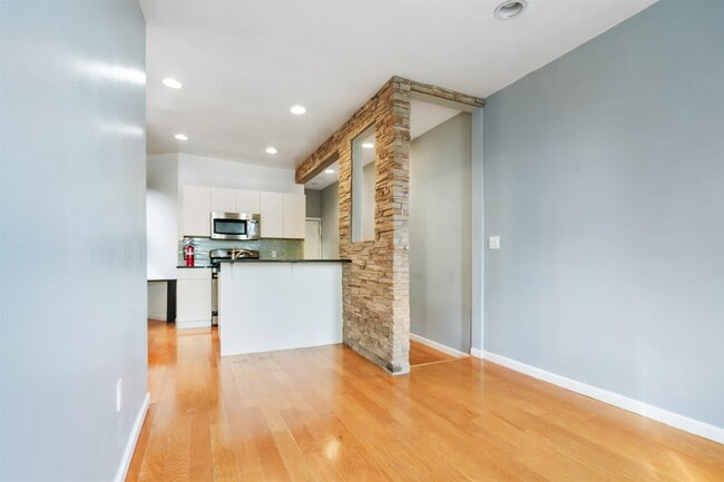 Building Photo - 14 65th St Unit 16 Rental