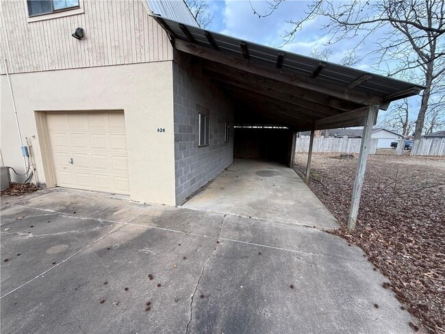 Photo - 624 W Post Rd