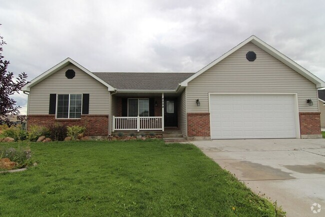 Building Photo - Established Home with New Carpet and LVP!