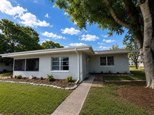 Building Photo - Price Drop! 2/2 Cozy Duplex