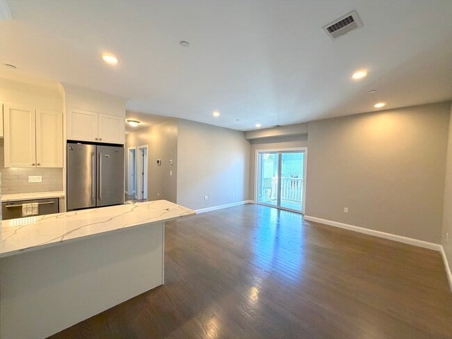 Building Photo - 966 Hyde Park Ave Unit 202