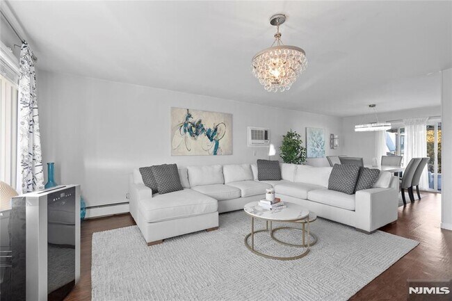 Photo - 557 Market St