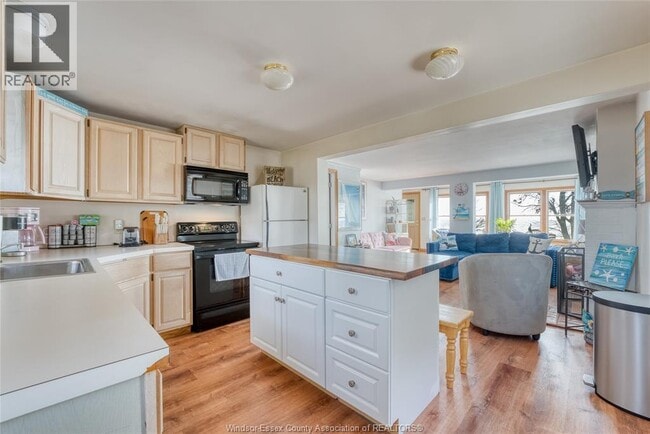Photo - 1049 Heritage Rd
