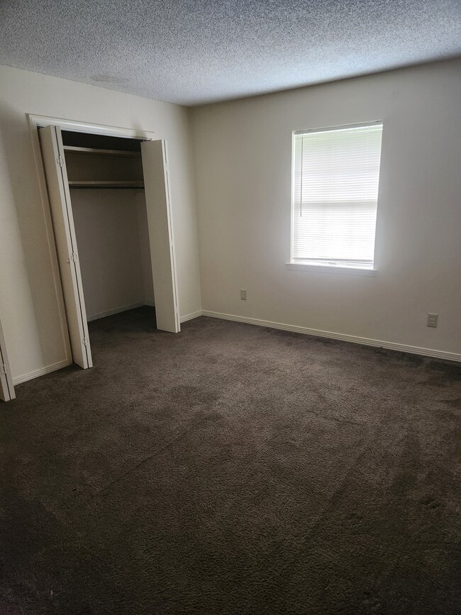 696 S 72nd Ave Unit D (upstairs)