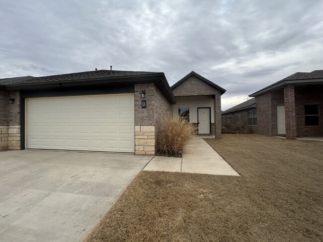 Building Photo - Beautiful Duplex Close to New Local Amenities