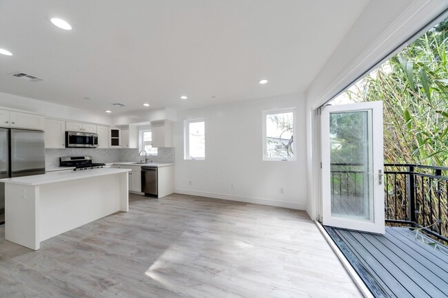Building Photo - 7108 Ramsgate Ave Unit 2