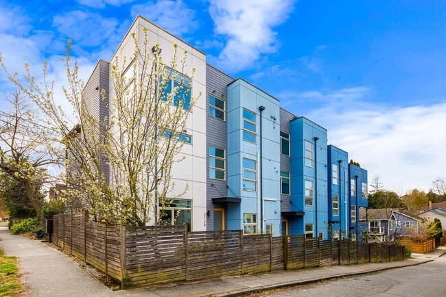 Building Photo - Great City Location - Corner 3 Bedroom Tow... Rental