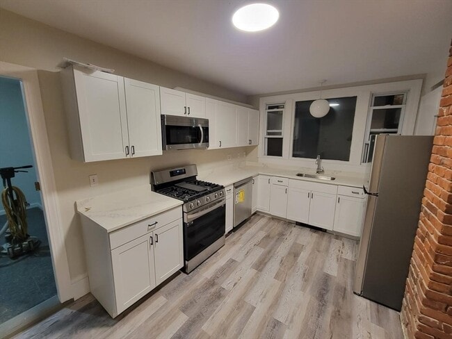 Building Photo - 96 Midland St Unit 1