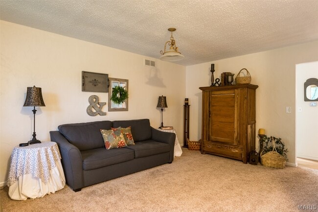 Photo - 115 Meadow Ln S