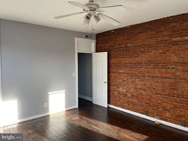 Photo - 1001 Light St
