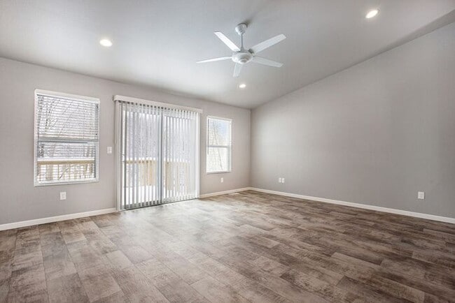 Photo - 910 Maycroft Rd