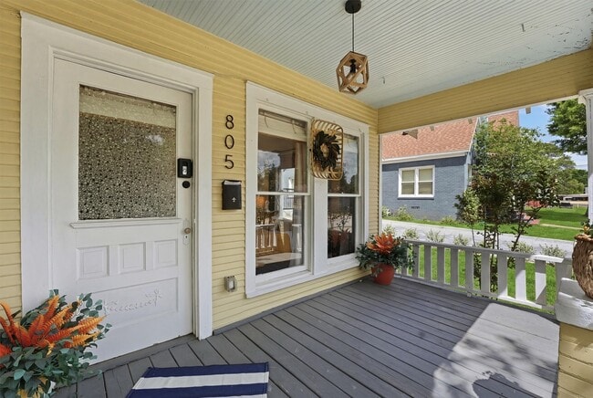 Building Photo - 805 E Academy St