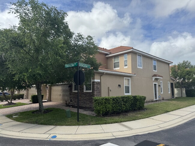 Building Photo - Quiet end unit townhome in gated Terracina community