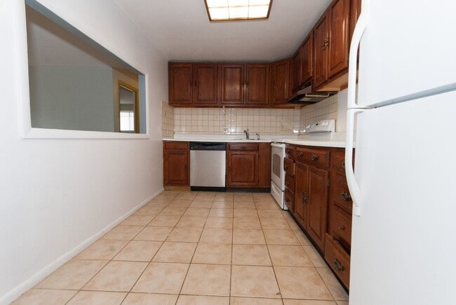 Building Photo - Brighton 2bed / 1bath with heat and hot water included in rent- building has a swimming pool