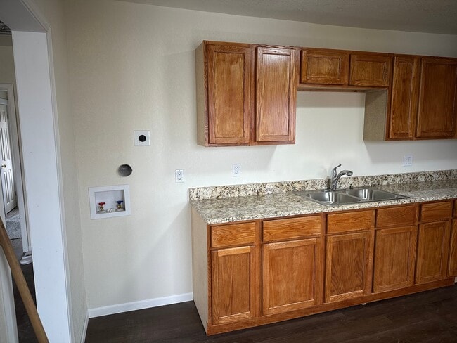 Building Photo - 2115 South 13th Street Unit upper