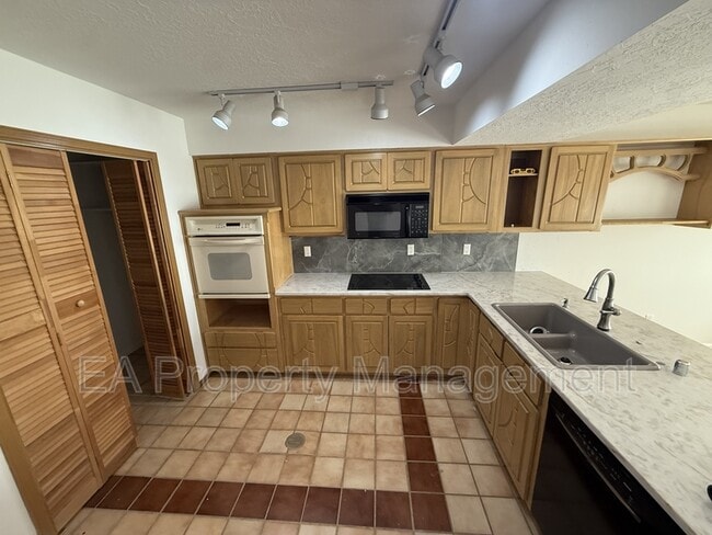 Photo - 500 Oakwood Pl NE