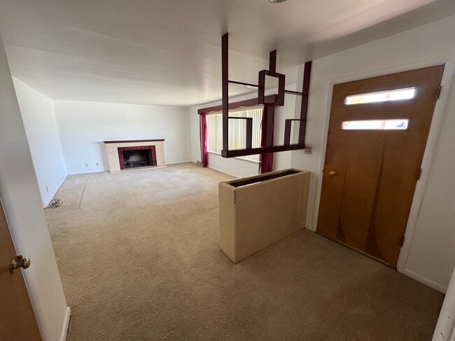 Sala de estar y puerta principal - 466 W 500 N Unidad Spacious 2-Bedroom Main L