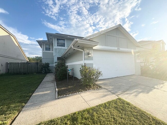 Building Photo - Fantastic 3 BR Lake Mary Home with vaulted...