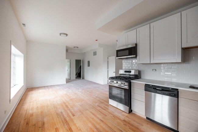 Building Photo - 3109 N Harding Ave Unit 2