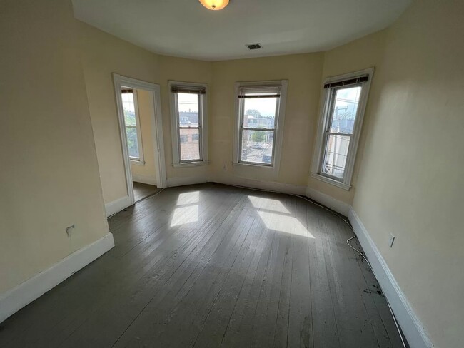 Building Photo - 10 Warren St Unit 2