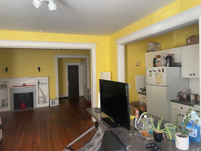 43 Orkney Rd Unit 4-bed 2-bath