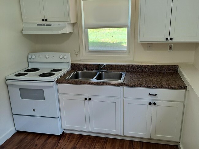 Building Photo - 8 Renarl Ave Unit 2