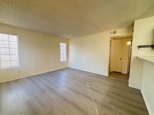 Updated Downstairs 2 Bed | 1 Bath Apartment – Move-In Ready