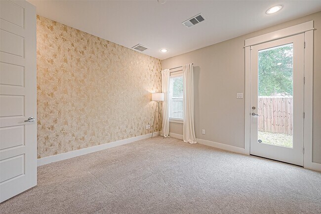 Photo - 2051 Sherwood Forest St