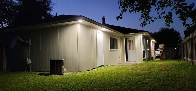 Building Photo - Charming 2 beds/2 baths duplex with privat... Rental