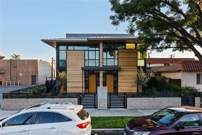 Building Photo - 922 W Clark Ave