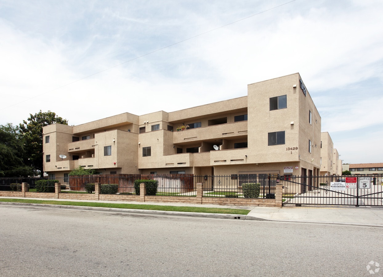 Parkway Gardens - Parkway Gardens Apartments