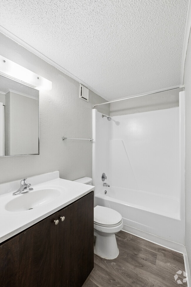 1 habitación, 1 baño - 576 pies cuadrados - Baño