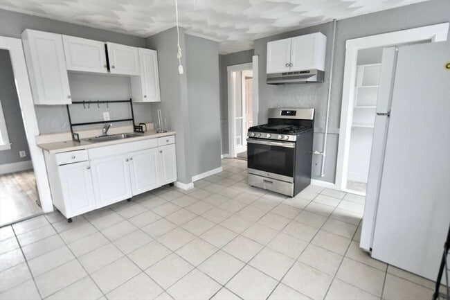 Building Photo - 65 Clinton St Unit 2