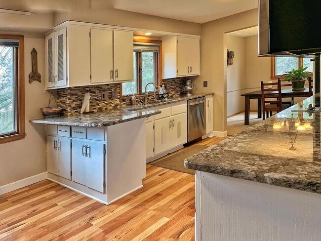 Photo - 6233 Parnell Ave