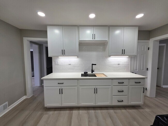 Building Photo - Newly Updated 3 bedroom 1 bathroom Apartment for Rent!