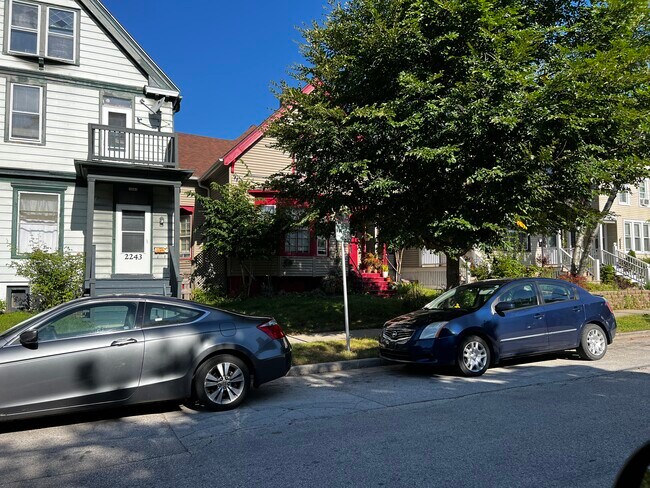 Casa en planta baja con molduras rojas. Ubicada en una cuadra tranquila y bien mantenida. - 2247 North Summit Avenue Unidad 2247 N Summit Ave