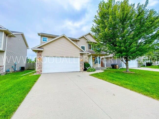 Building Photo - 3 Bedroom, 2.5 Bathroom in West Des Moines