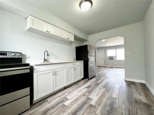 Building Photo - 829 NW 10th St Unit 3