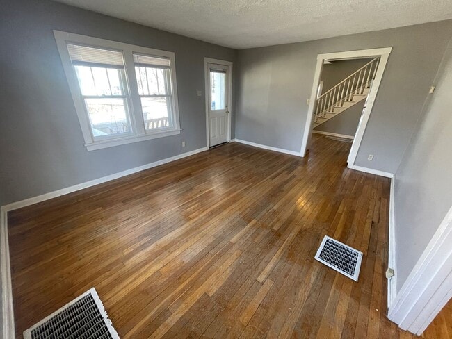 Photo - 725 W Dixie St