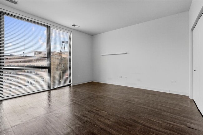 Photo - 830 N Milwaukee Ave