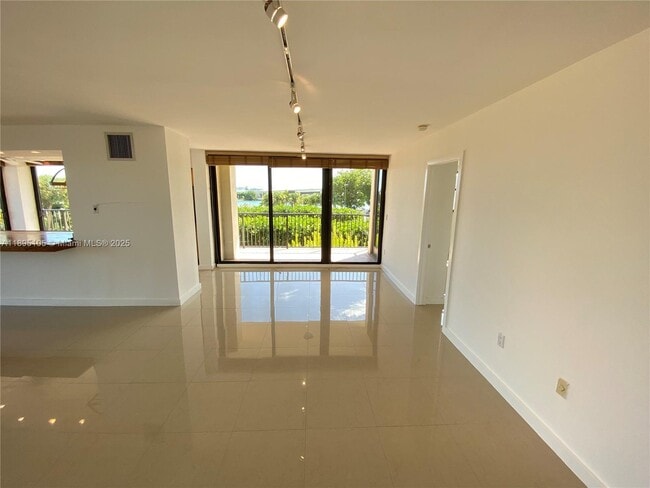 Photo - 801 N Venetian Dr Unidad 202