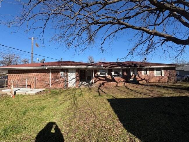 Building Photo - 603 E Maple St