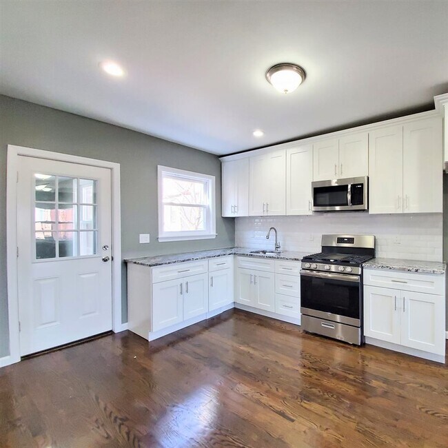 Photo - 100 W 21st St