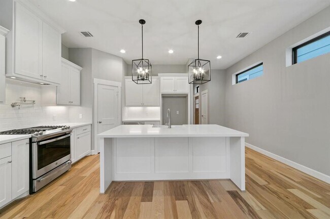 Photo - 1121 E 27th St