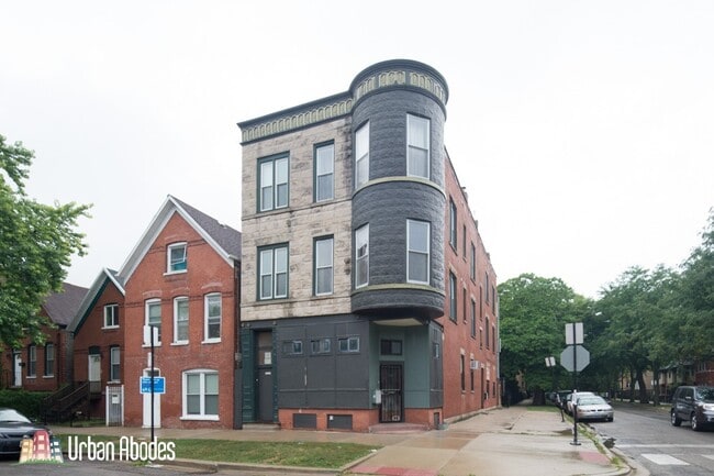 Building Photo - 1058 N Rockwell St Unit M07R