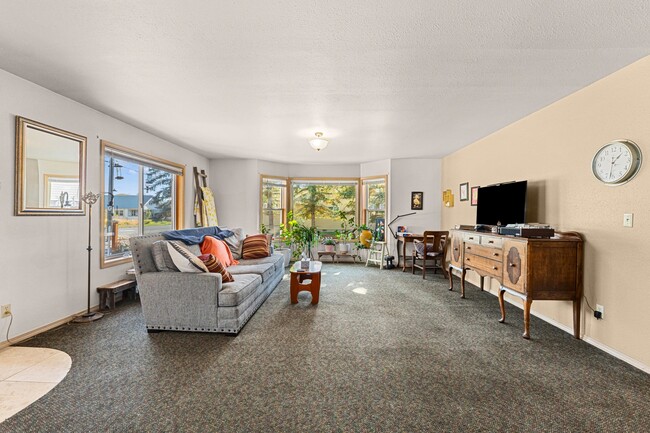 Photo - 1005 N 3rd St E