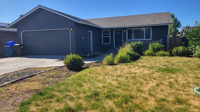 Building Photo - 3 Bed 2 Bath - Single Level - Fenced - 2 C... Rental